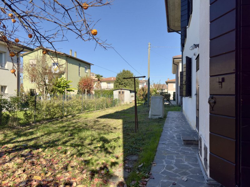 In pieno quartiere residenziale di Caselle di Selvazzano, nella zona delle “Sante”, proponiamo in...