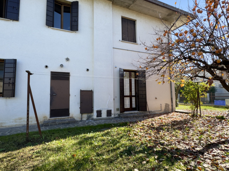 In pieno quartiere residenziale di Caselle di Selvazzano, nella zona delle “Sante”, proponiamo in...