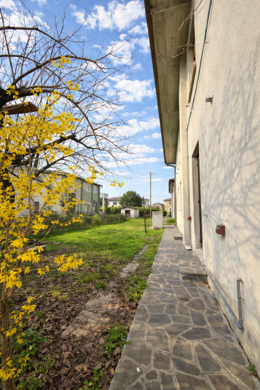 In pieno quartiere residenziale di Caselle di Selvazzano, nella zona delle “Sante”, proponiamo in...
