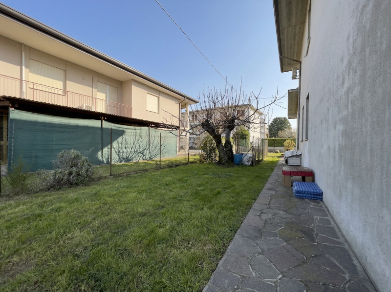 In pieno quartiere residenziale di Caselle di Selvazzano, nella zona delle “Sante”, proponiamo in...