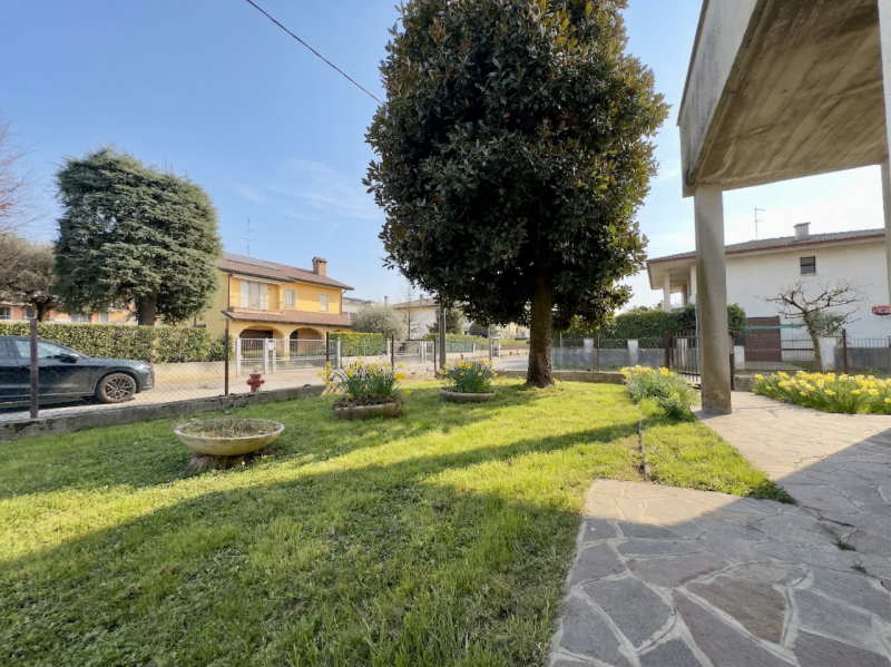 In pieno quartiere residenziale di Caselle di Selvazzano, nella zona delle “Sante”, proponiamo in...