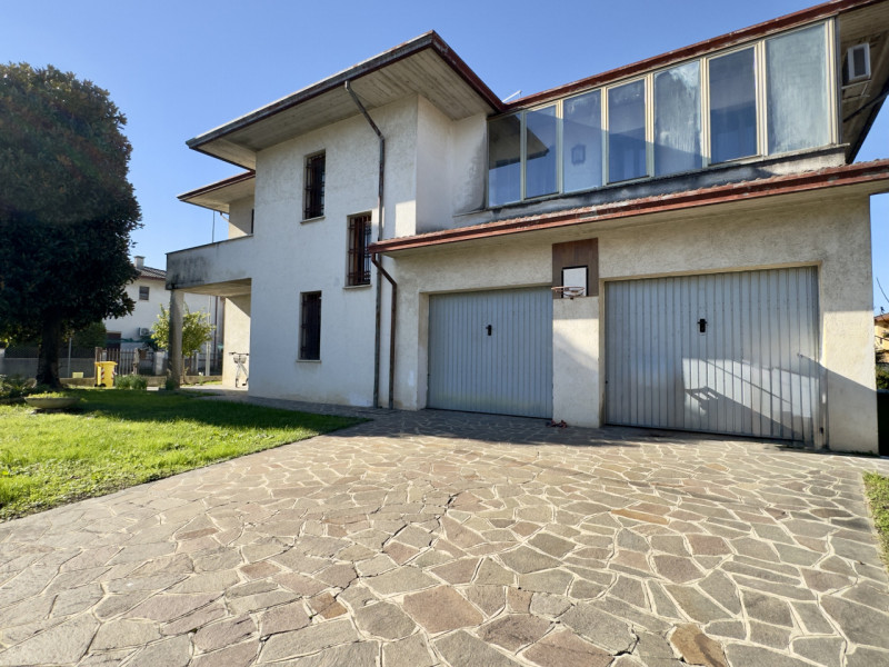 In pieno quartiere residenziale di Caselle di Selvazzano, nella zona delle “Sante”, proponiamo in...