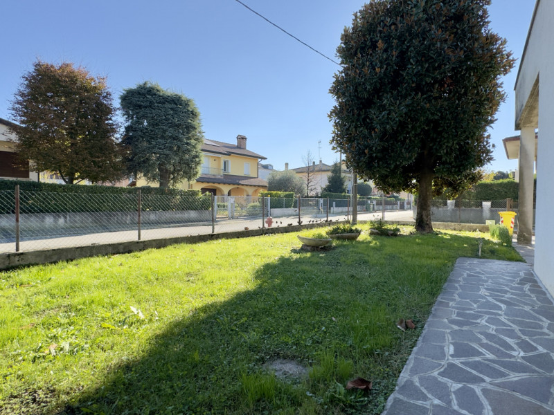 In pieno quartiere residenziale di Caselle di Selvazzano, nella zona delle “Sante”, proponiamo in...