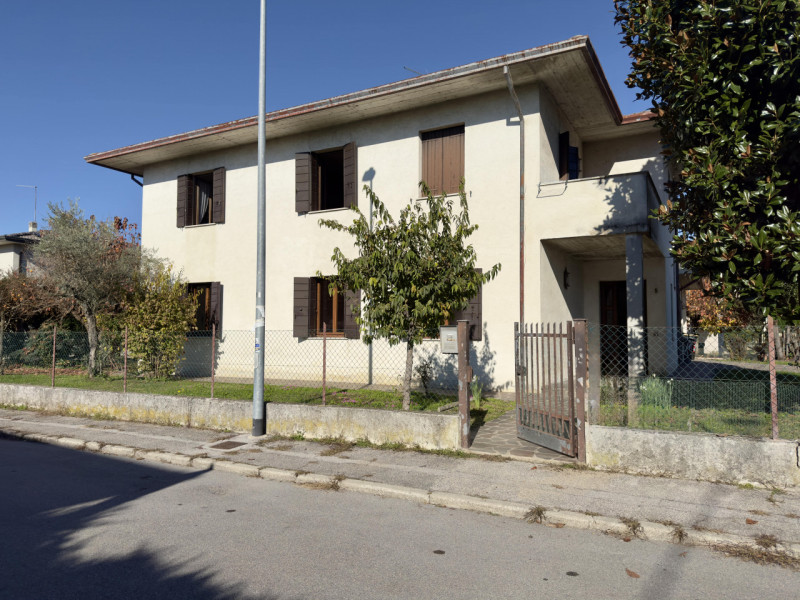 In pieno quartiere residenziale di Caselle di Selvazzano, nella zona delle “Sante”, proponiamo in...