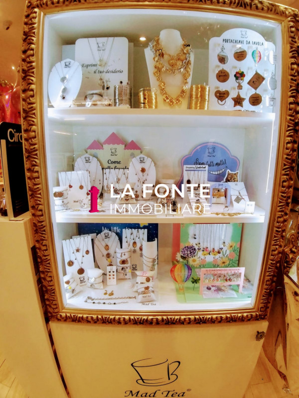 Scopri un'opportunità unica nel centro di Padova! In vendita, un negozio di 80 mq situato in cent...