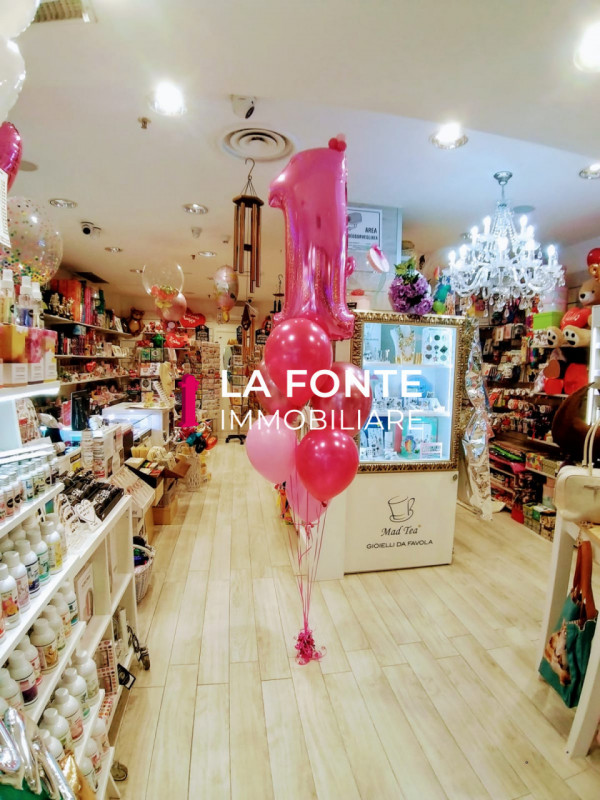 Scopri un'opportunità unica nel centro di Padova! In vendita, un negozio di 80 mq situato in cent...