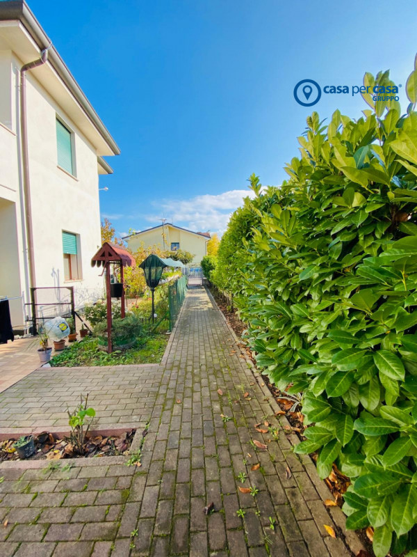 APPROVATO GRUPPO CASA PER CASA: VALUTATO, CONTROLLATO, GESTITO IN ESCLUSIVA!

ZONA:
L’immobile è ...