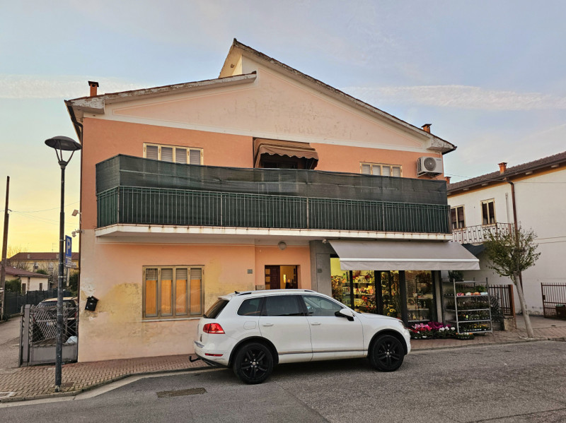 Proponiamo in vendita in centro a Ospedaletto Euganeo, compendio immobiliare composto da abitazio...