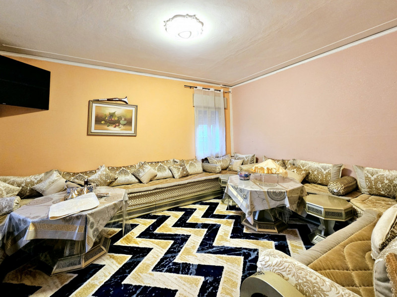 Proponiamo in vendita in centro a Ospedaletto Euganeo, compendio immobiliare composto da abitazio...