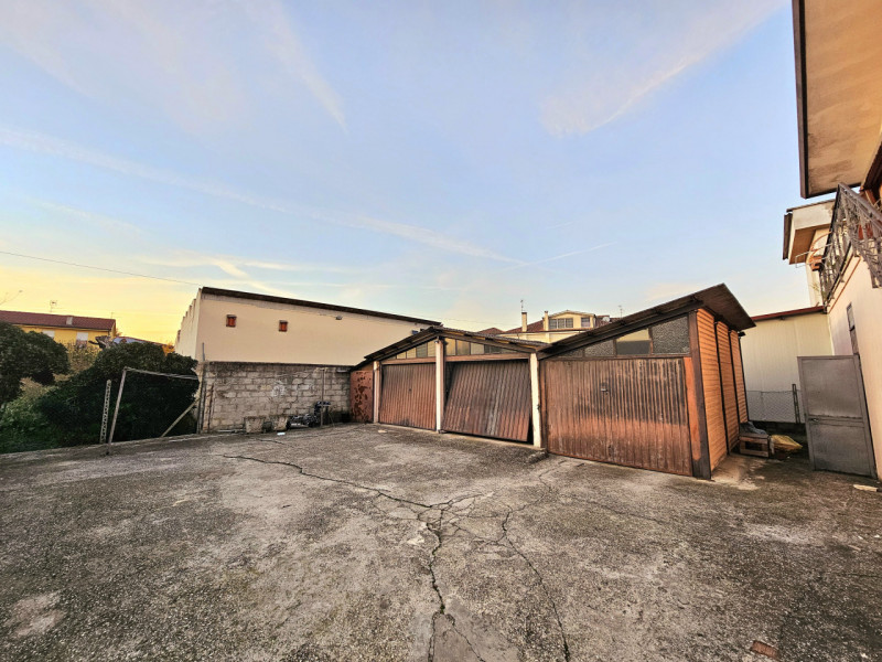 Proponiamo in vendita in centro a Ospedaletto Euganeo, compendio immobiliare composto da abitazio...