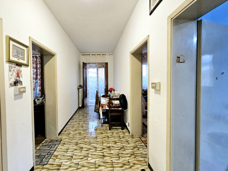 Proponiamo in vendita in centro a Ospedaletto Euganeo, compendio immobiliare composto da abitazio...