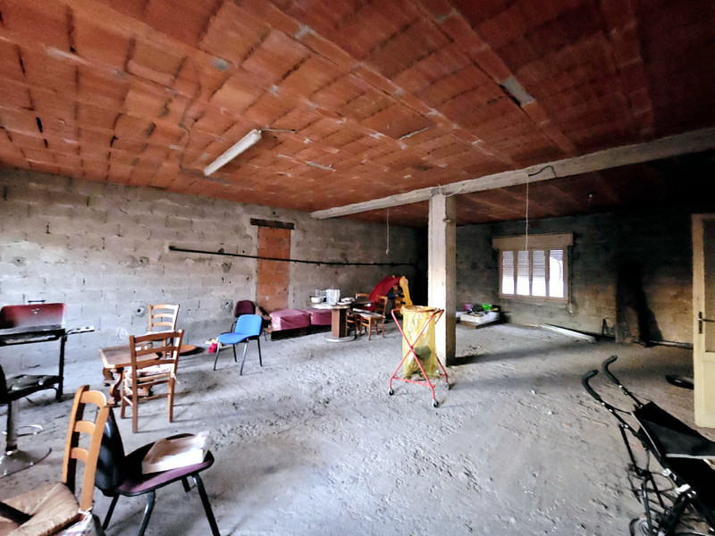 Proponiamo in vendita in centro a Ospedaletto Euganeo, compendio immobiliare composto da abitazio...