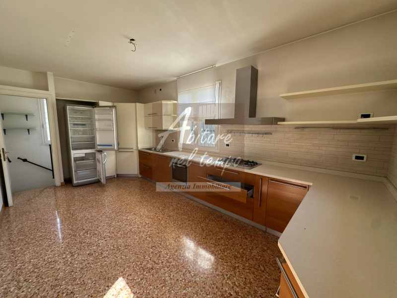 PADOVA (PD) - ZONA ARCELLA

Proponiamo in vendita un'elegante villa monofamiliare contemporanea, ...