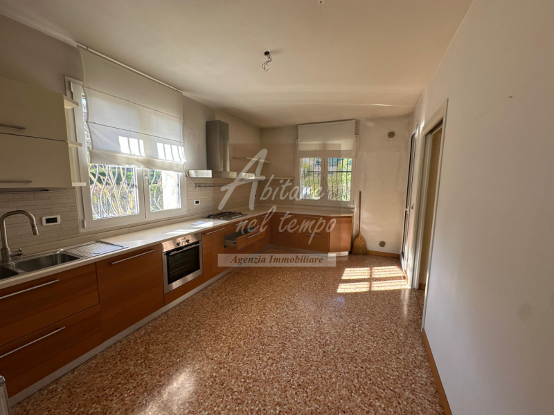 PADOVA (PD) - ZONA ARCELLA

Proponiamo in vendita un'elegante villa monofamiliare contemporanea, ...