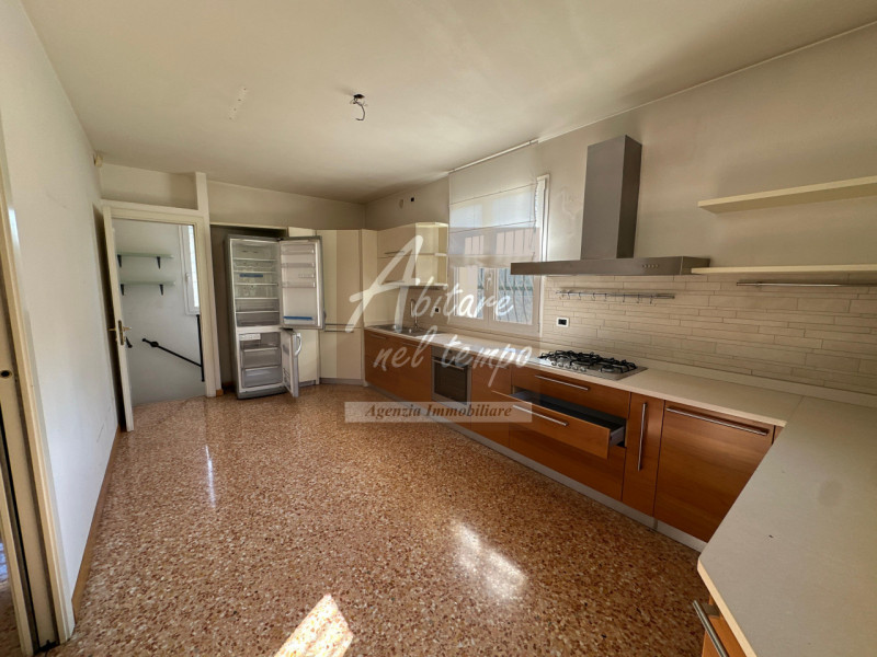 PADOVA (PD) - ZONA ARCELLA

Proponiamo in vendita un'elegante villa monofamiliare contemporanea, ...