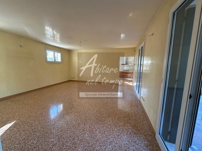 PADOVA (PD) - ZONA ARCELLA

Proponiamo in vendita un'elegante villa monofamiliare contemporanea, ...