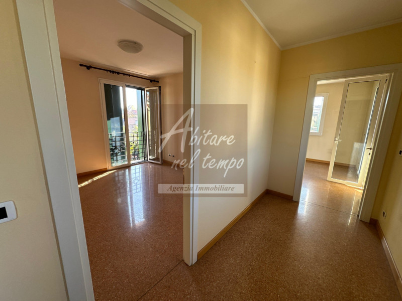 PADOVA (PD) - ZONA ARCELLA

Proponiamo in vendita un'elegante villa monofamiliare contemporanea, ...