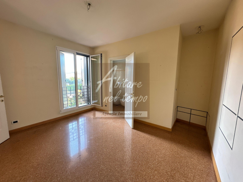 PADOVA (PD) - ZONA ARCELLA

Proponiamo in vendita un'elegante villa monofamiliare contemporanea, ...