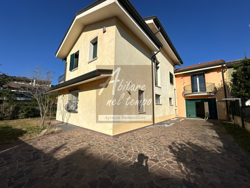 PADOVA (PD) - ZONA ARCELLA

Proponiamo in vendita un'elegante villa monofamiliare contemporanea, ...