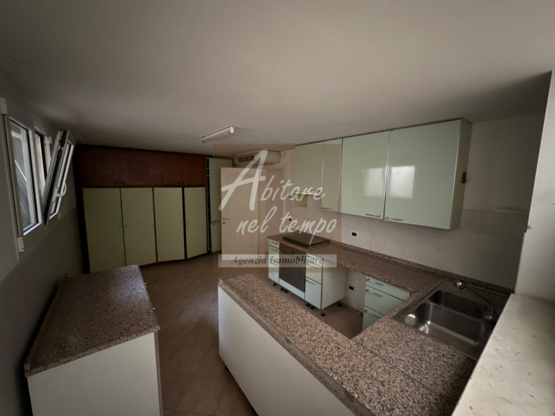 PADOVA (PD) - ZONA ARCELLA

Proponiamo in vendita un'elegante villa monofamiliare contemporanea, ...