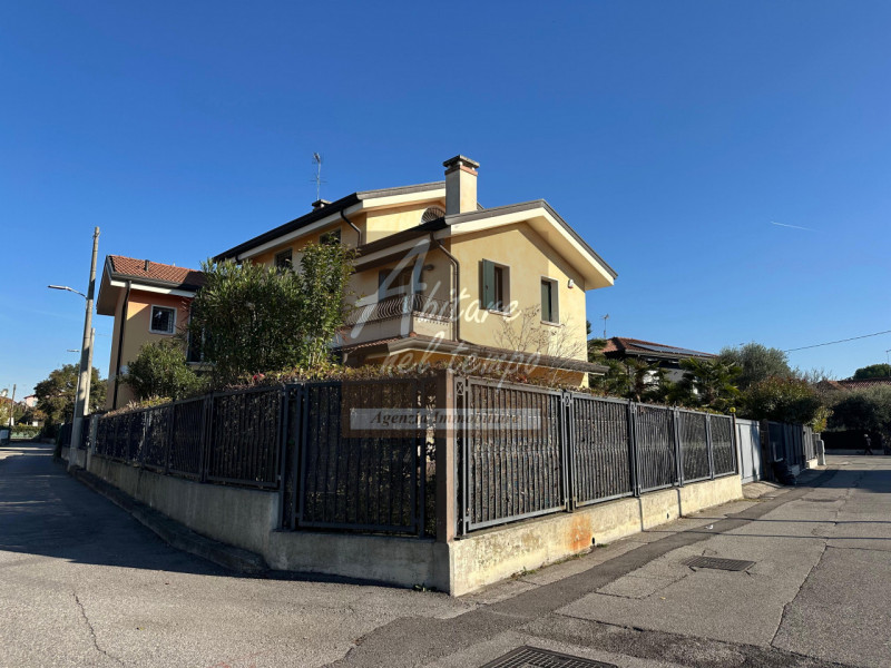 PADOVA (PD) - ZONA ARCELLA

Proponiamo in vendita un'elegante villa monofamiliare contemporanea, ...