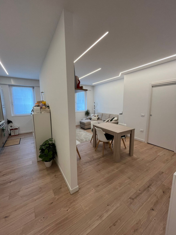 Ti proponiamo un elegante appartamento bilocale completamente arredato, situato in una posizione ...