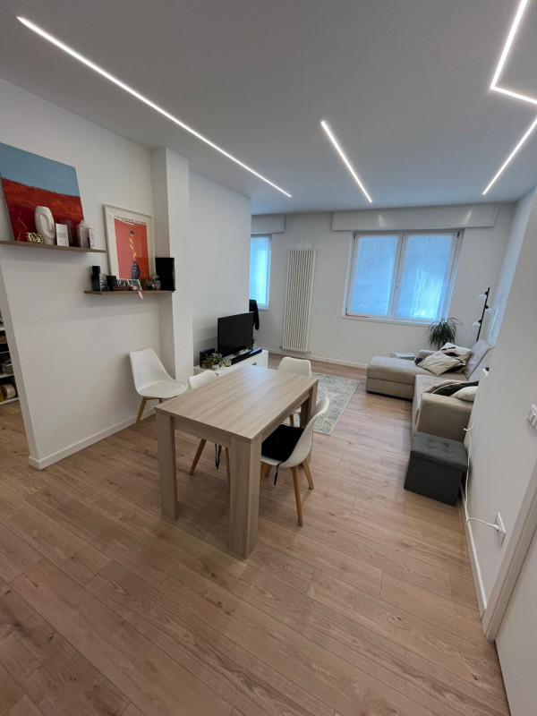 Ti proponiamo un elegante appartamento bilocale completamente arredato, situato in una posizione ...