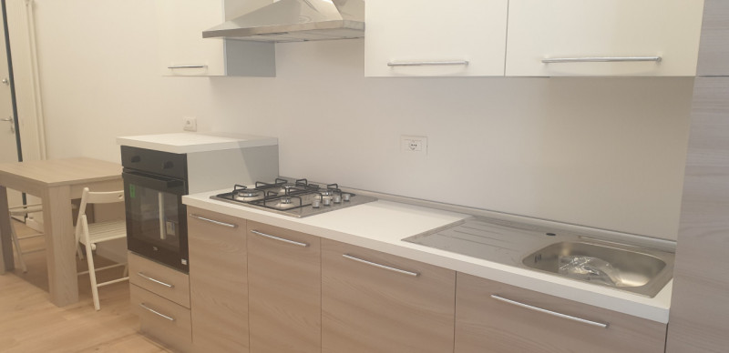 Ti proponiamo un elegante appartamento bilocale completamente arredato, situato in una posizione ...