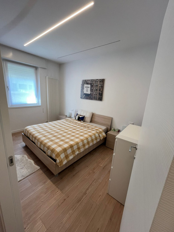 Ti proponiamo un elegante appartamento bilocale completamente arredato, situato in una posizione ...