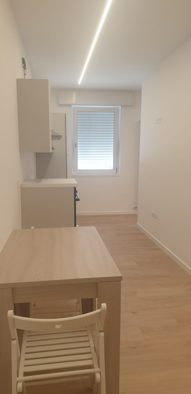 Ti proponiamo un elegante appartamento bilocale completamente arredato, situato in una posizione ...