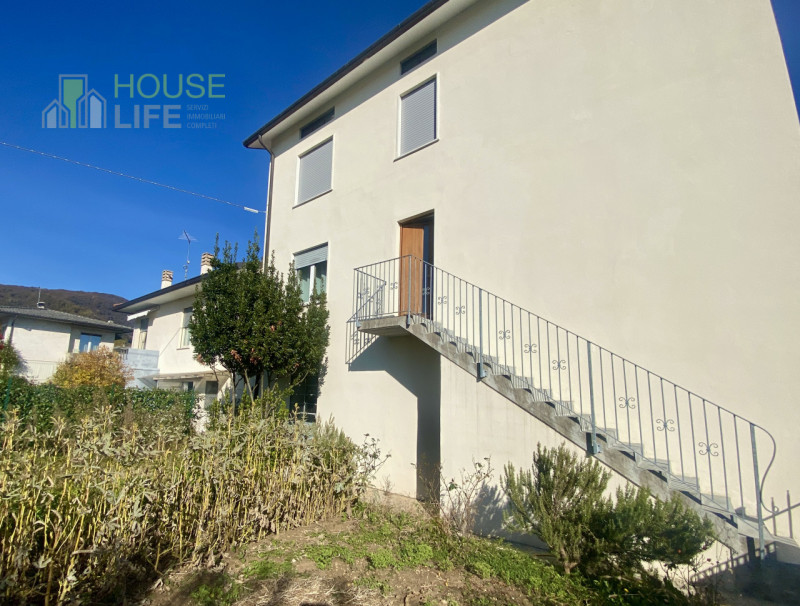 PIOVENE ROCCHETTE: In zona comoda ai servizi, appartamento TRICAMERE recentemente ristrutturato a...