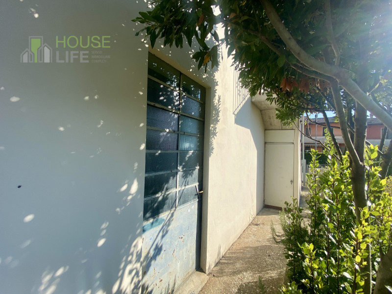 PIOVENE ROCCHETTE: In zona comoda ai servizi, appartamento TRICAMERE recentemente ristrutturato a...