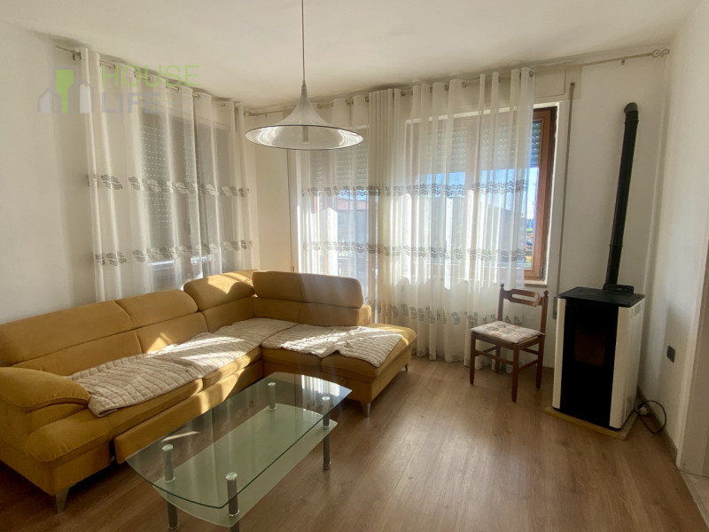 PIOVENE ROCCHETTE: In zona comoda ai servizi, appartamento TRICAMERE recentemente ristrutturato a...