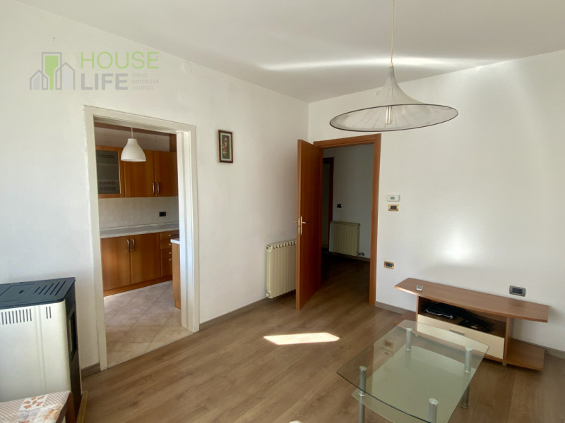 PIOVENE ROCCHETTE: In zona comoda ai servizi, appartamento TRICAMERE recentemente ristrutturato a...