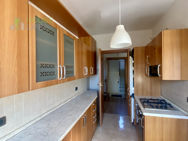 PIOVENE ROCCHETTE: In zona comoda ai servizi, appartamento TRICAMERE recentemente ristrutturato a...