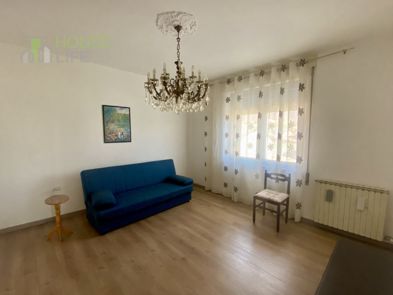 PIOVENE ROCCHETTE: In zona comoda ai servizi, appartamento TRICAMERE recentemente ristrutturato a...