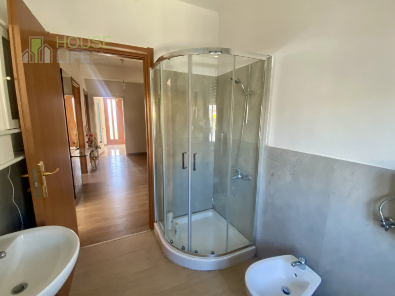 PIOVENE ROCCHETTE: In zona comoda ai servizi, appartamento TRICAMERE recentemente ristrutturato a...