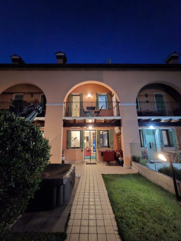 Splendida casa a schiera centrale situata nel cuore di Due Carrare, un Comune caratterizzato da u...