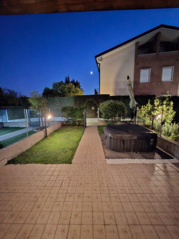 Splendida casa a schiera centrale situata nel cuore di Due Carrare, un Comune caratterizzato da u...