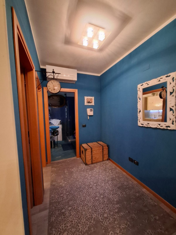 Splendida casa a schiera centrale situata nel cuore di Due Carrare, un Comune caratterizzato da u...