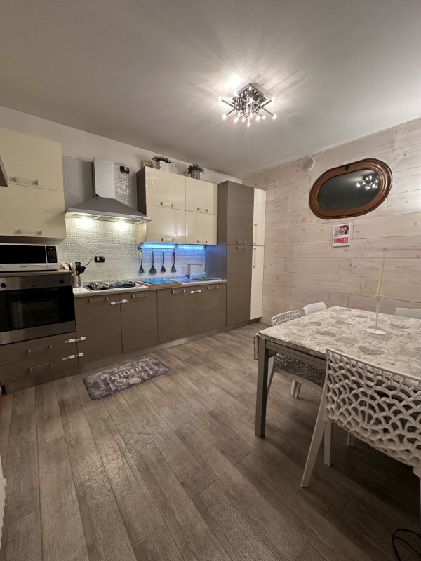 Splendida casa a schiera centrale situata nel cuore di Due Carrare, un Comune caratterizzato da u...