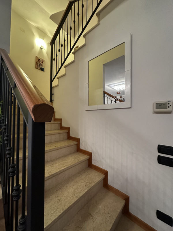 Splendida casa a schiera centrale situata nel cuore di Due Carrare, un Comune caratterizzato da u...