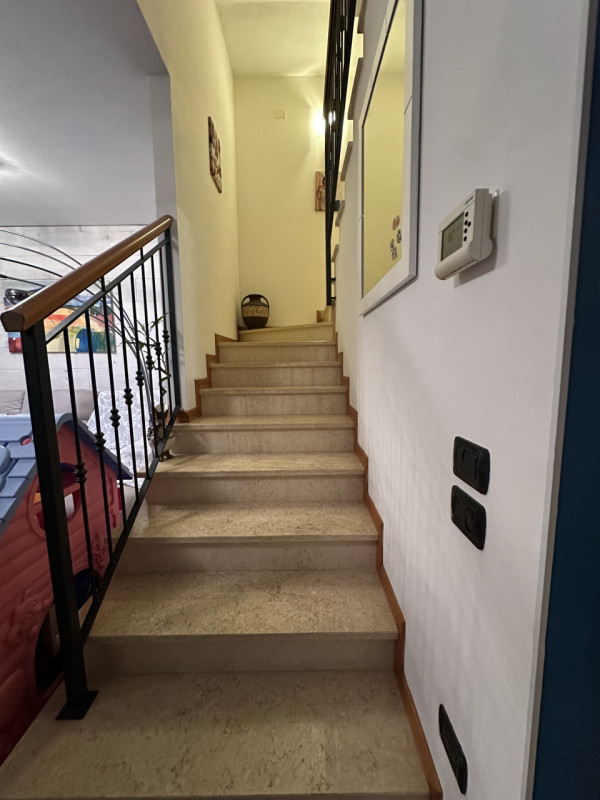 Splendida casa a schiera centrale situata nel cuore di Due Carrare, un Comune caratterizzato da u...