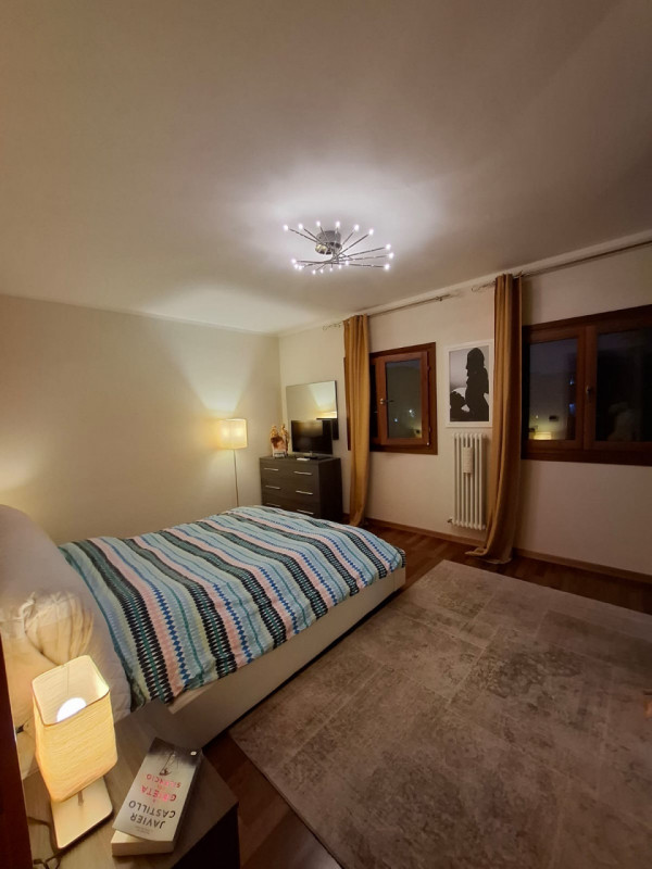 Splendida casa a schiera centrale situata nel cuore di Due Carrare, un Comune caratterizzato da u...