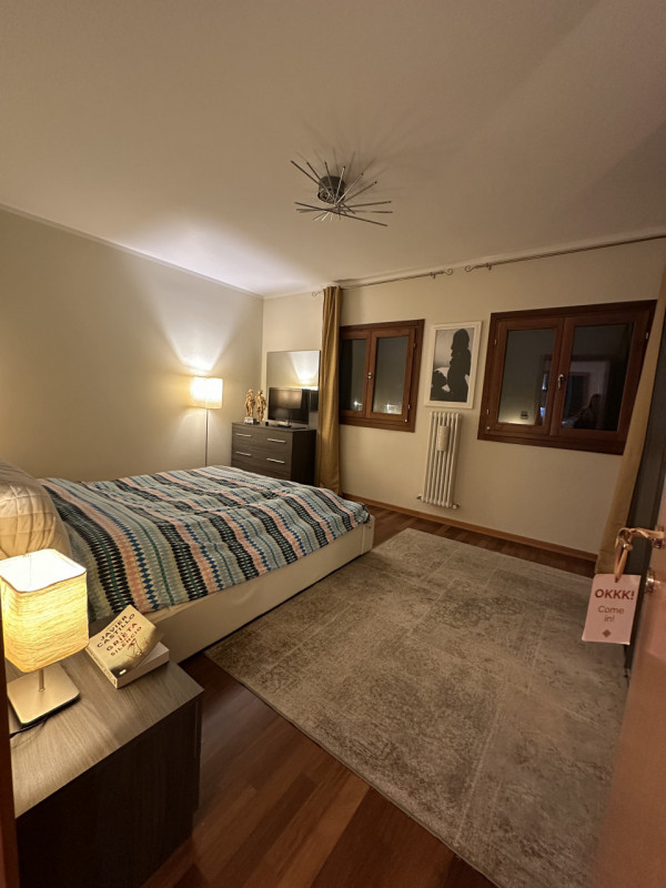 Splendida casa a schiera centrale situata nel cuore di Due Carrare, un Comune caratterizzato da u...