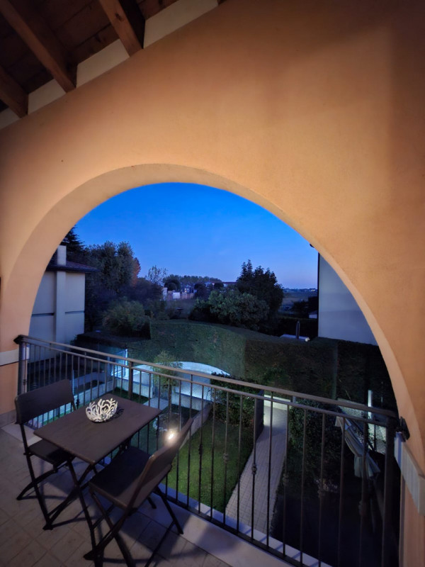 Splendida casa a schiera centrale situata nel cuore di Due Carrare, un Comune caratterizzato da u...