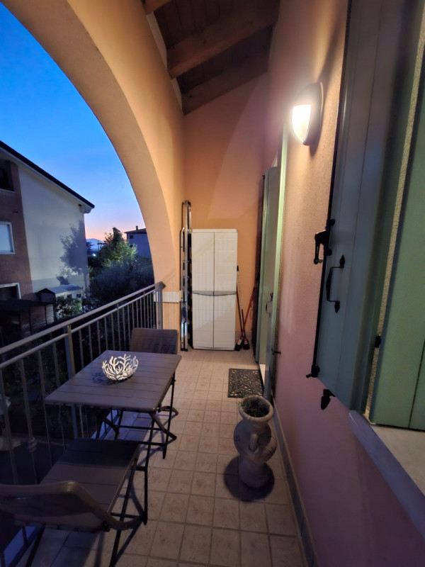 Splendida casa a schiera centrale situata nel cuore di Due Carrare, un Comune caratterizzato da u...