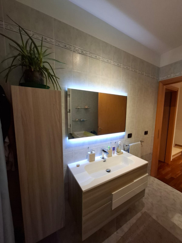 Splendida casa a schiera centrale situata nel cuore di Due Carrare, un Comune caratterizzato da u...