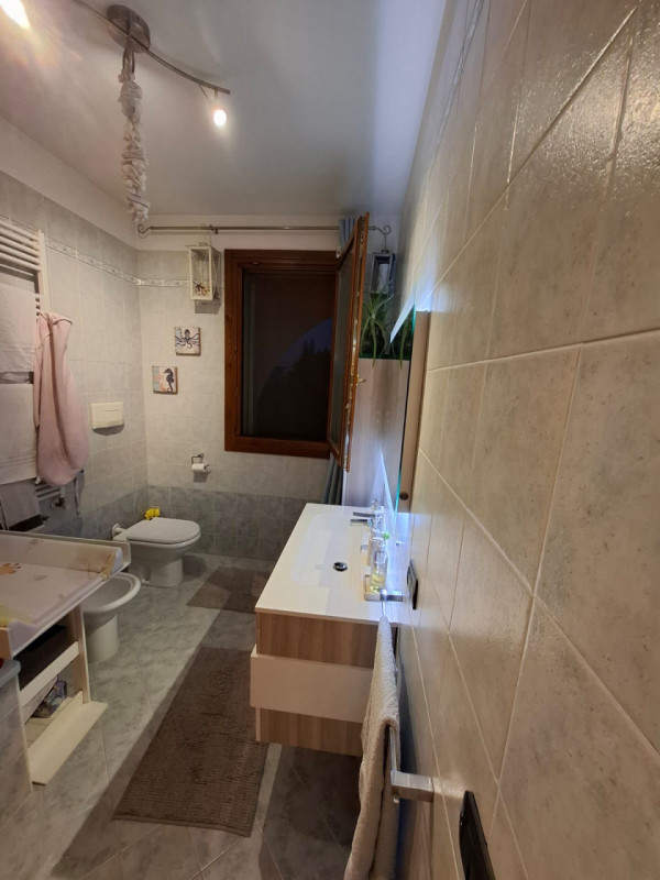 Splendida casa a schiera centrale situata nel cuore di Due Carrare, un Comune caratterizzato da u...