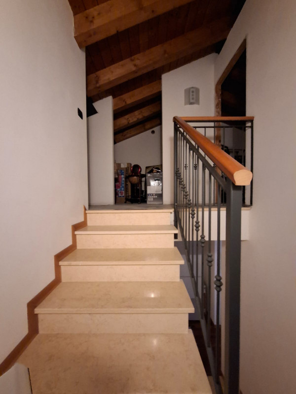 Splendida casa a schiera centrale situata nel cuore di Due Carrare, un Comune caratterizzato da u...